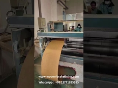 Cintos de freio sem amianto são cortados e embalados